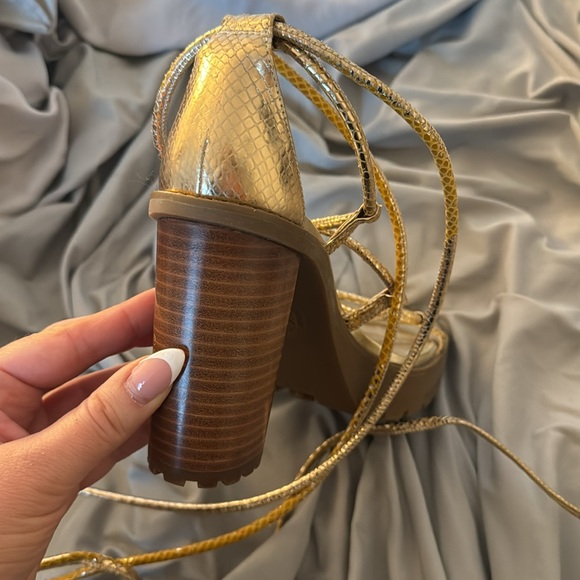 NWOT. Michael Kors Gold wrap heels - Picture 4 of 5